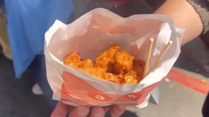 玉澤演也沒漏掉人氣美食繼光香香雞。 玉澤演也沒漏掉人氣美食繼光香香雞。