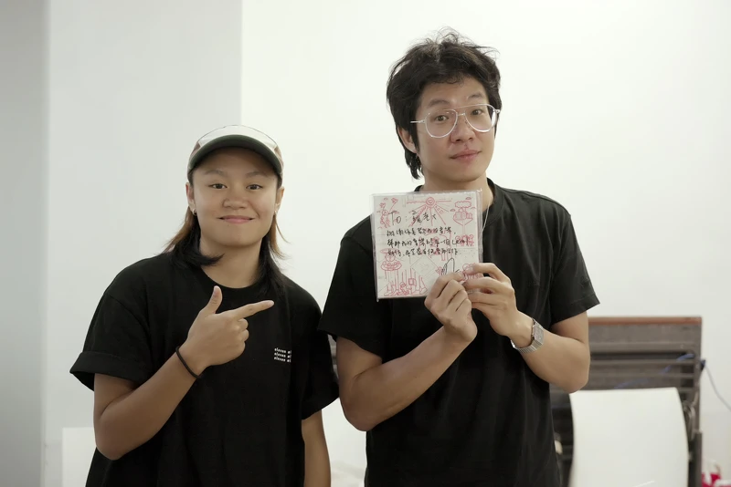 Makav 真愛（左）與製作人黃少雍