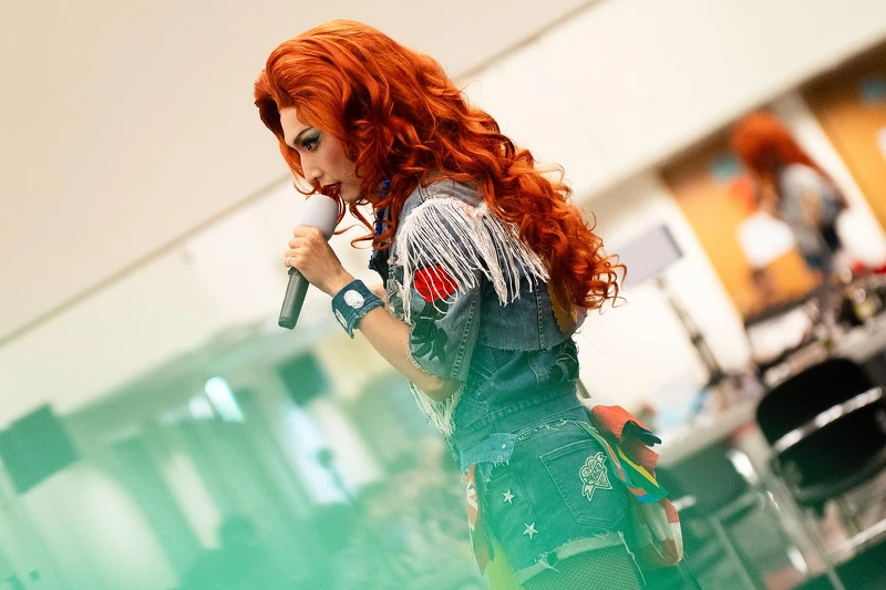 蕭東意彩排時總是香汗淋漓,假髮和假睫毛時常崩塌掉落,舞台笑果十足 蕭東意彩排時總是香汗淋漓,假髮和假睫毛時常崩塌掉落,舞台笑果十足