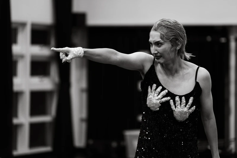 蕭東意透露現在無論外出或在家,都會無意間翹起小指、作勢撥弄長髮,十分入戲 蕭東意透露現在無論外出或在家,都會無意間翹起小指、作勢撥弄長髮,十分入戲