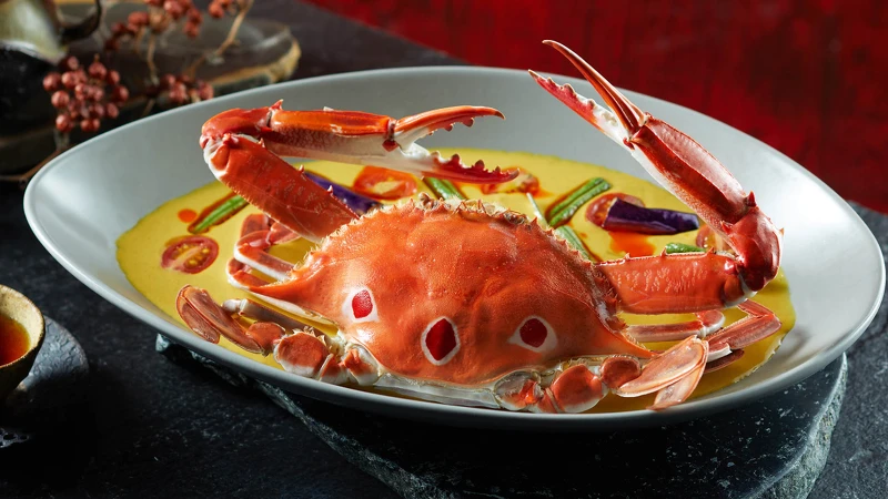 黃咖哩三點蟹飄散著椰香的微辣咖哩。