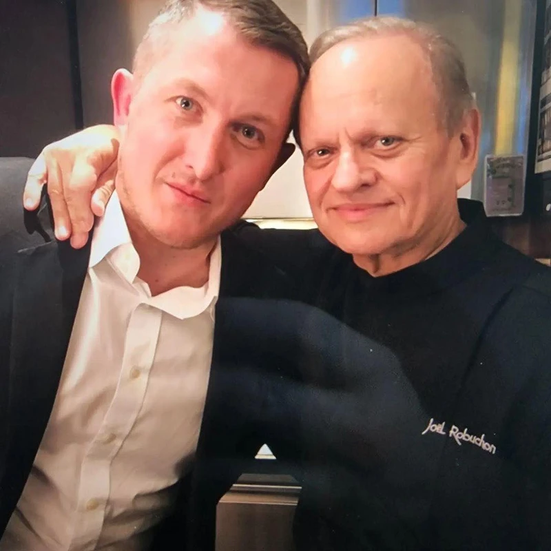 主廚 Olivier Elzer 與恩師 Joël Robuchon 先生。 