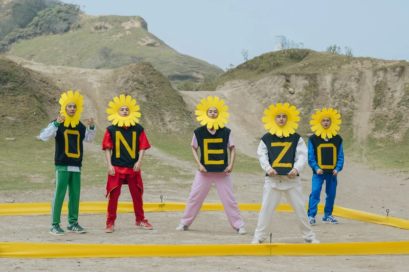 《Ozone 夏日青春冒險》煥鈞(左起)、哲言、佳辰、祖安、子翔戴上「頭套花」挑戰「人體彈弓遊戲」 《Ozone 夏日青春冒險》煥鈞(左起)、哲言、佳辰、祖安、子翔戴上「頭套花」挑戰「人體彈弓遊戲」