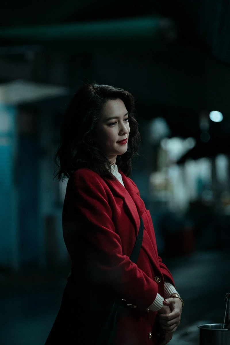 劉奕兒在《老狐狸》中的造型復古豔麗。 劉奕兒在《老狐狸》中的造型復古豔麗。