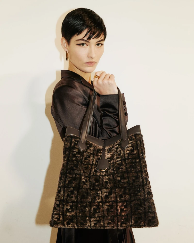 大型款式FENDI Origami FF綿羊皮包款,NT$ 135,000。 大型款式FENDI Origami FF綿羊皮包款,NT$ 135,000。