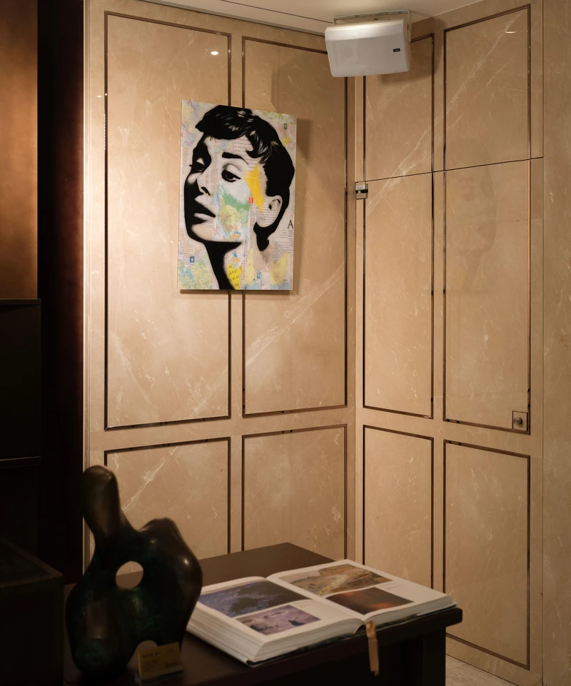 位於慕舍酒店一樓大廳Andre Monet的〈Audrey奧黛麗〉