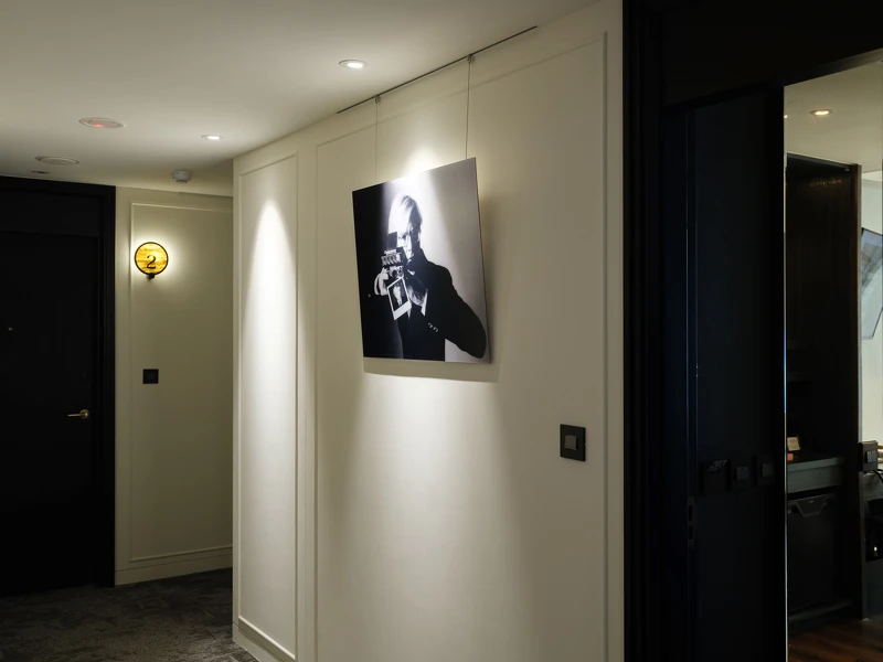 慕舍酒店公共區域展示著Oliviero Toscani 的 〈Andy Warhol〉作品