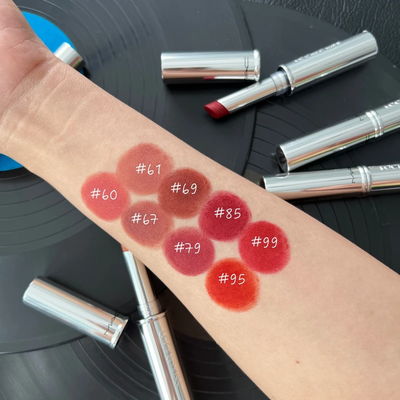 M.A.C超鎖吻霧感唇膏主打色手部試色。