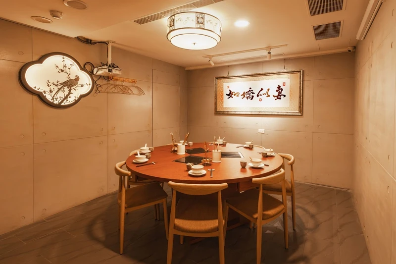 設有隱密包廂可容納10～12人。