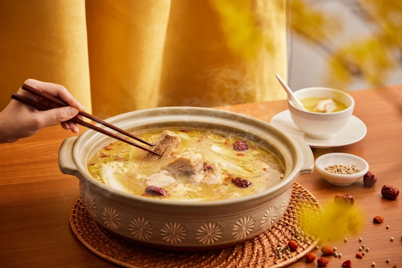 新品「胡椒肉骨茶肋排雞湯鍋」。