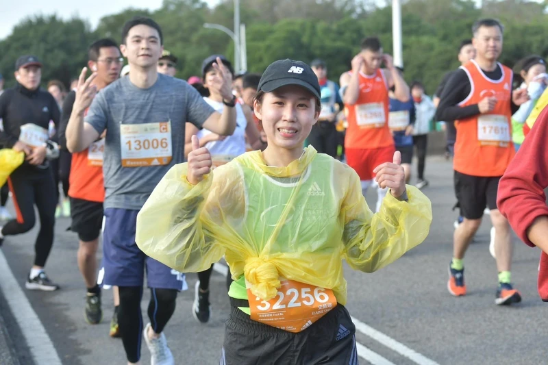 在Curves訓練8年的鈺瑄,體力有了長足的進步,開心完成台北馬拉松路跑。 在Curves訓練8年的鈺瑄,體力有了長足的進步,開心完成台北馬拉松路跑。