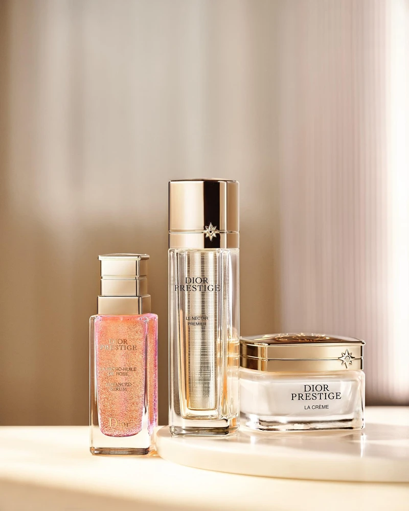 （由左至右）精萃再生玫瑰微導精露 30ML NT$9,700、迪奧精萃再生玫瑰源萃 30ML NT$23,400、精萃再生玫瑰賦活乳霜 50ML NT$14,300。