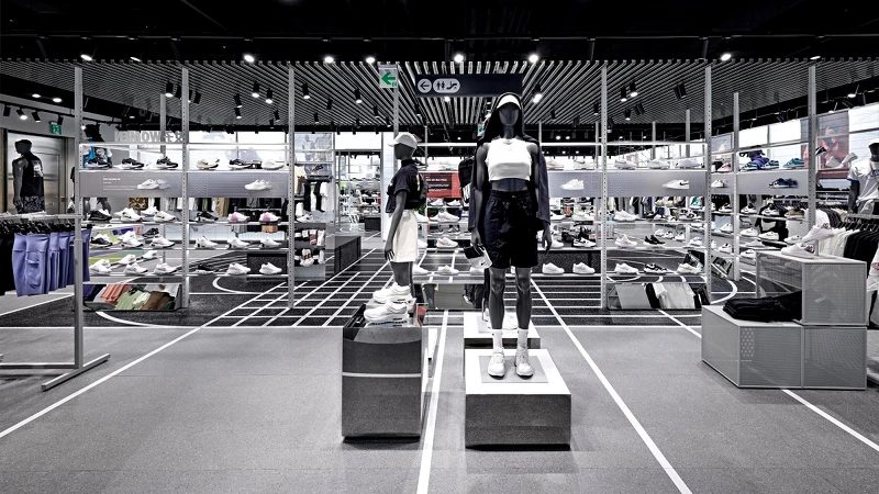 )NIKE最新店裝:NIKE SPORTS )NIKE最新店裝:NIKE SPORTS