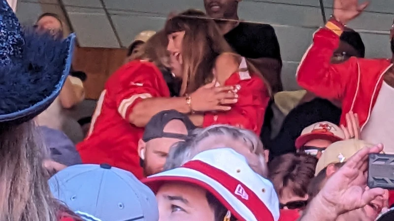 泰勒絲和男方的媽媽有說有笑。 泰勒絲和男方的媽媽有說有笑。