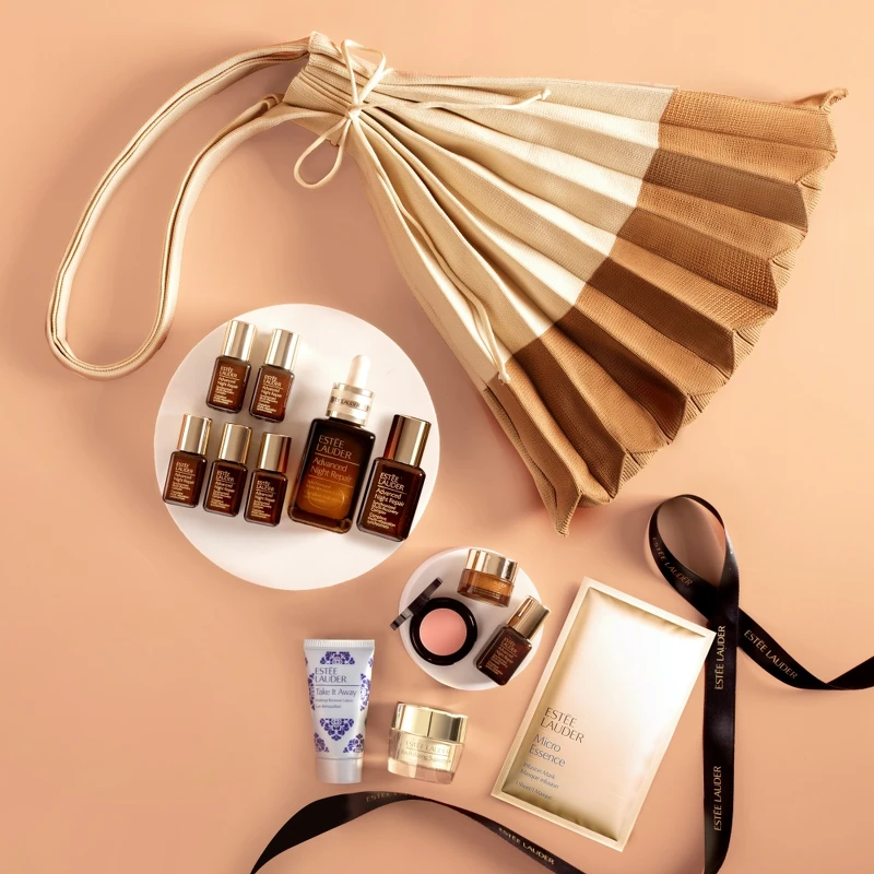 雅詩蘭黛加贈「年輕保養修護組」及「拚色針織袋」,11月起指定櫃點贈送限量優雅知性棕色款。 雅詩蘭黛加贈「年輕保養修護組」及「拚色針織袋」,11月起指定櫃點贈送限量優雅知性棕色款。