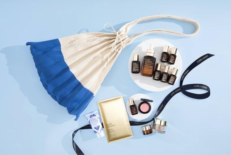 雅詩蘭黛加贈「年輕保養修護組」及「拚色針織袋」。 雅詩蘭黛加贈「年輕保養修護組」及「拚色針織袋」。