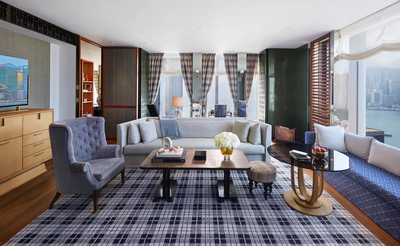 加入多種材質傢俱搭配，沈穩的深色木質、皮革沙發、大理石桌面以及經典的格紋佈置空間。