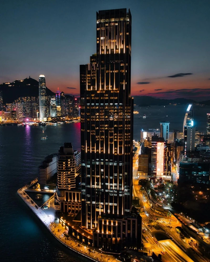 旅人可在此飽覽迷人的海港夜景。