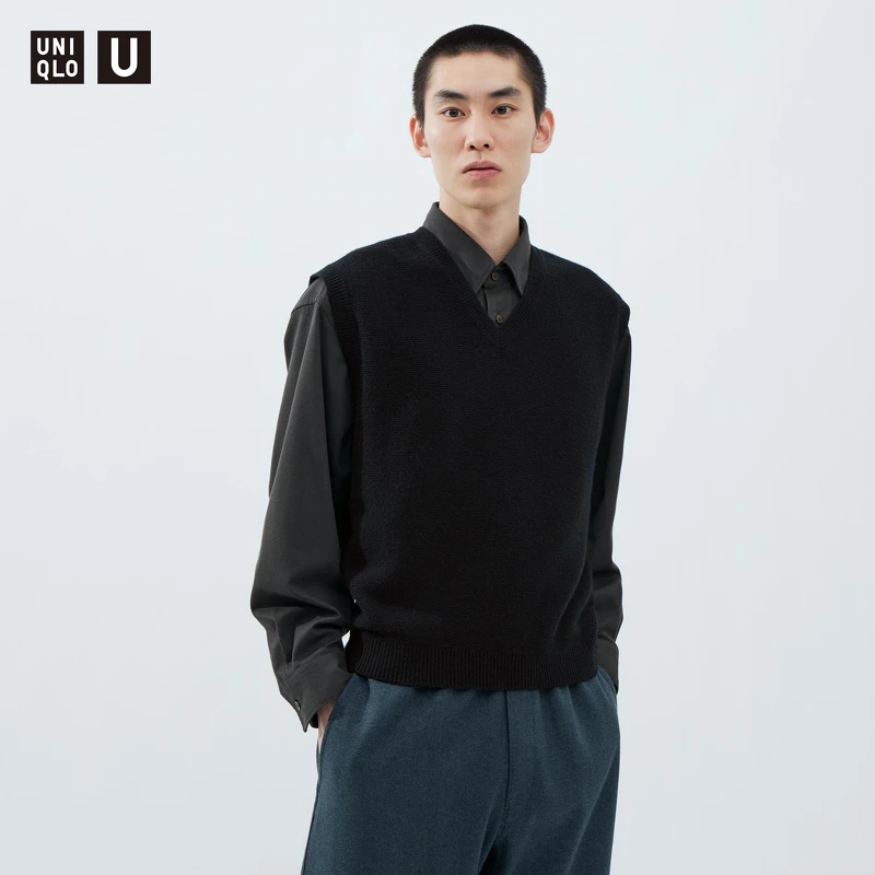 U 特級小羊毛V領背心 售價NT$1,290。 U 特級小羊毛V領背心 售價NT$1,290。