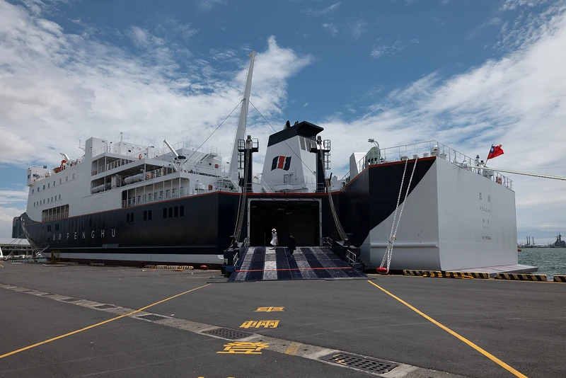 「澎湖輪」是台灣航業公司旗下往返高雄港與澎湖馬公港兩地客貨兩用船。 「澎湖輪」是台灣航業公司旗下往返高雄港與澎湖馬公港兩地客貨兩用船。