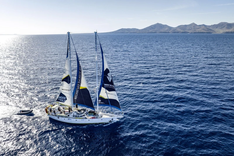 「極地之下」項目由吉斯蘭．巴杜（Ghislain Bardout）與艾曼妞．佩里-巴杜（Emmanuelle Périé-Bardout）共同創立，現於加那利群島啟動第二次「深海生物」考察活動。該科研考察團隊旨在增進關於中光層（Mesophotic Zone，水底30至200米）水域「海洋動物森林」的科學知識。「海洋動物森林」是指珊瑚、海綿等固著動物群落組成的三維結構。© Under The Pole／Franck Gazzola