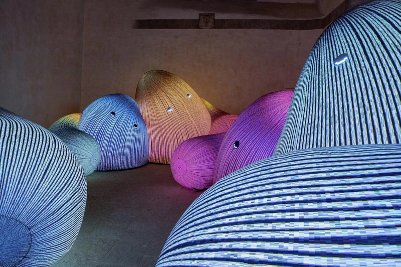 誠品生活新店│由數個沉睡山靈匯集成迷你版群山，圍繞觀眾營造慵懶逗趣的自然景致。