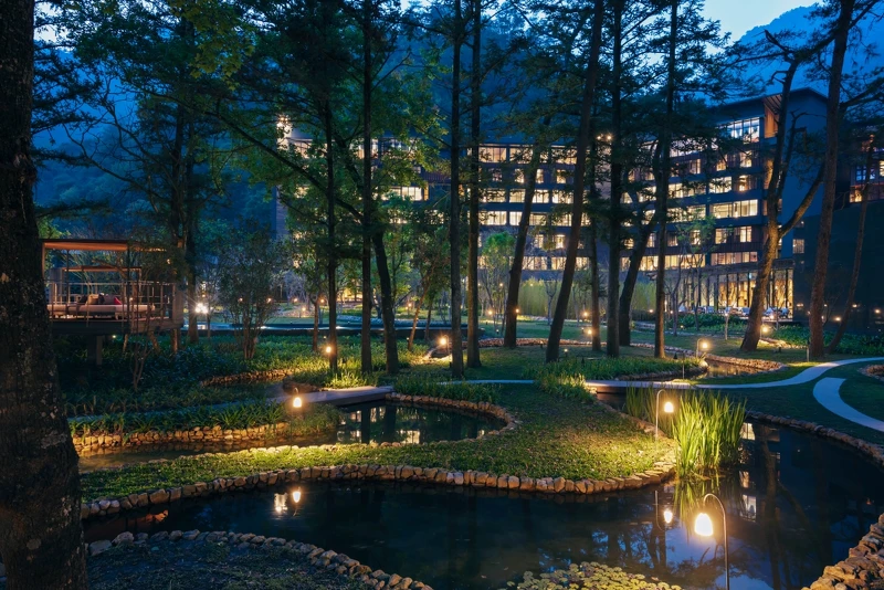 「虹夕諾雅 谷關」，以鄰近大自然景色、豐富的溫泉資源而聞名。