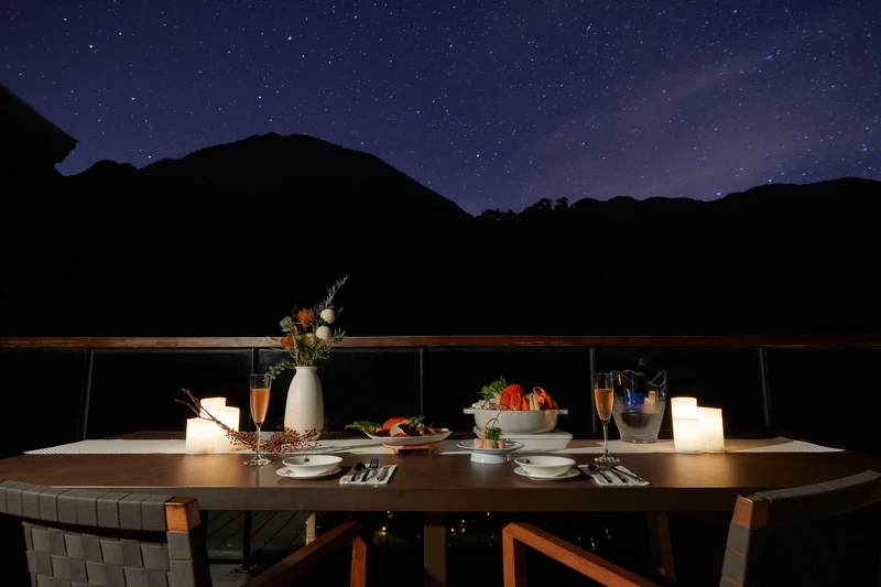 「星空晚宴」安排於客房戶外露台空間享用，將會有飯店人員提供桌邊服務。