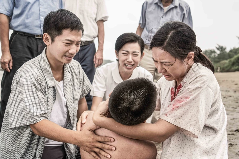 阿春(右)抱著從未認親的陳家金孫世傳,千佳(中)視如己出、比自己的命還重要的兒子,兩個女人呼天喊地卻喚不回兒子 阿春(右)抱著從未認親的陳家金孫世傳,千佳(中)視如己出、比自己的命還重要的兒子,兩個女人呼天喊地卻喚不回兒子