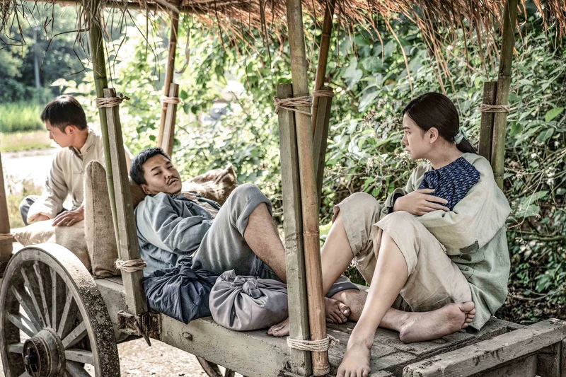 阿春(右)抱著剛出生的孩子,帶奄奄一息的丈夫日生(中)回家,但路上日生就斷氣撒手人寰 阿春(右)抱著剛出生的孩子,帶奄奄一息的丈夫日生(中)回家,但路上日生就斷氣撒手人寰