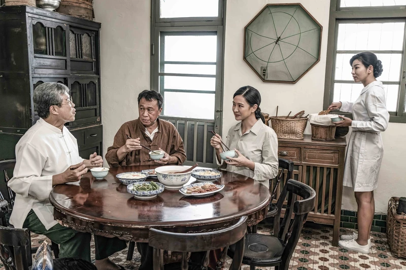 阿春(右二)與蔡土水(左二)總是找機會陪伴頭家陳進丁(左一) 阿春(右二)與蔡土水(左二)總是找機會陪伴頭家陳進丁(左一)