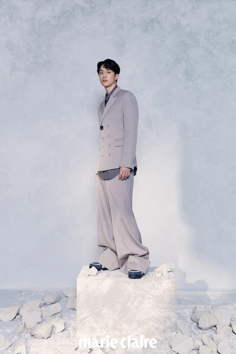 劉俊謙／灰色西裝外套、灰色襯衫、灰色西裝長褲、灰色低筒球鞋，all by Louis Vuitton。