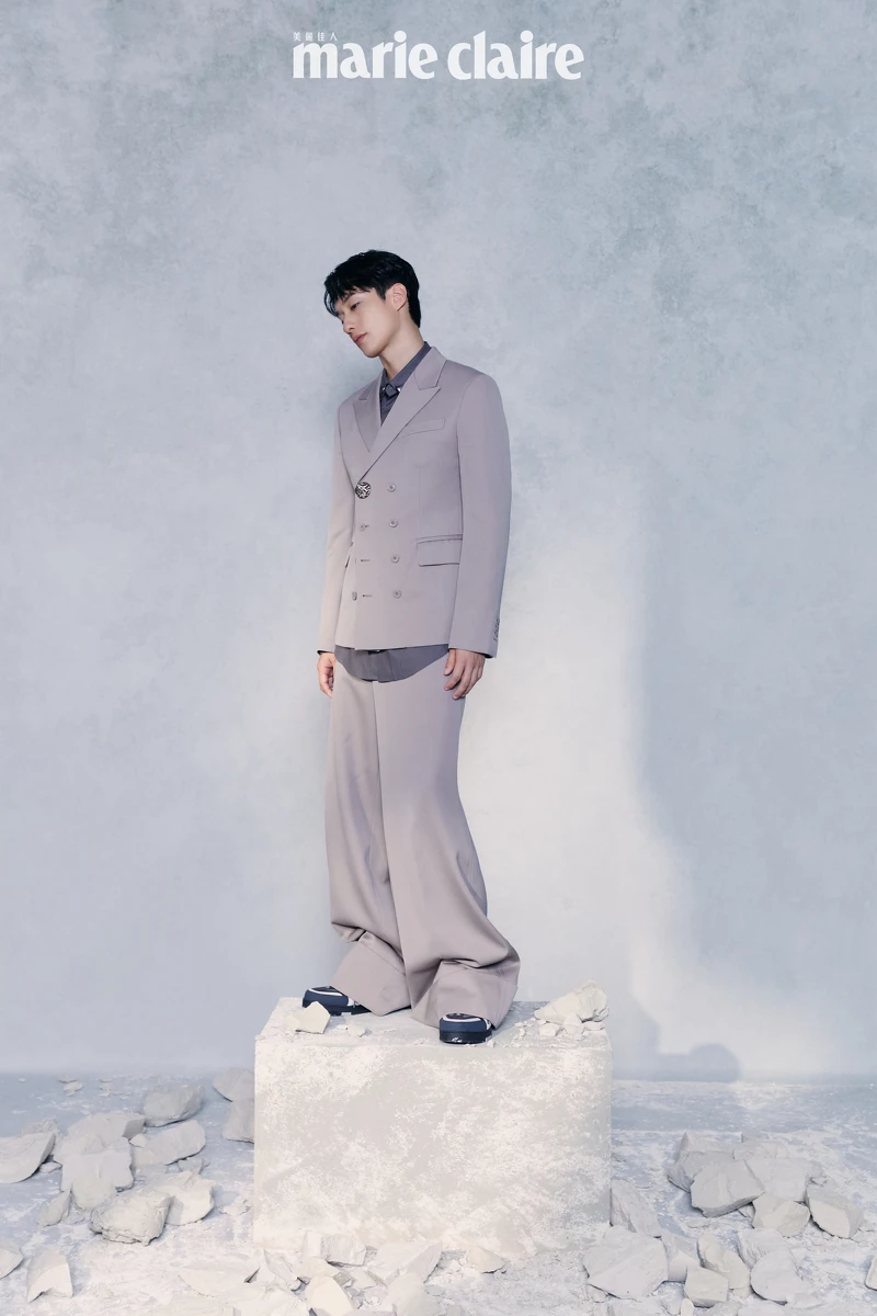 劉俊謙／灰色西裝外套、灰色襯衫、灰色西裝長褲、灰色低筒球鞋，all by Louis Vuitton。