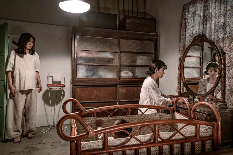 阿春(左)與千佳(右),是生母與養母、元配與代理孕母的複雜關係,即使擁有名分但千佳備受威脅 阿春(左)與千佳(右),是生母與養母、元配與代理孕母的複雜關係,即使擁有名分但千佳備受威脅