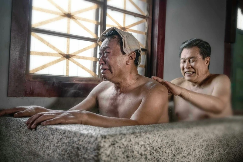 進丁(右)很高興替土水伯(右)擦背、一起泡澡,從未泡澡過、還被家人般的對待,讓土水伯立刻爆哭 進丁(右)很高興替土水伯(右)擦背、一起泡澡,從未泡澡過、還被家人般的對待,讓土水伯立刻爆哭