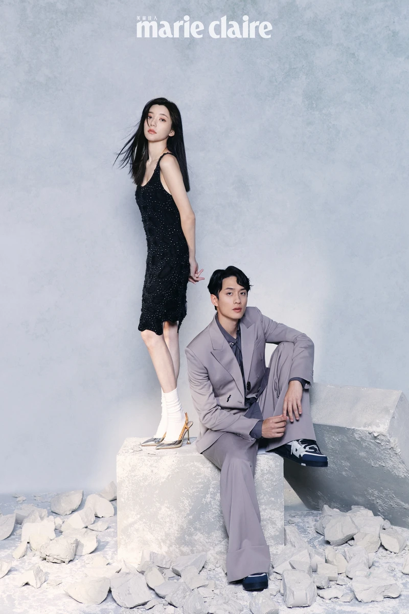 郭雪芙／黑色連身洋裝、金色高跟鞋，both by Louis Vuitton。劉俊謙／灰色西裝外套、灰色襯衫、灰色西裝長褲、灰色低筒球鞋，all by Louis Vuitton。