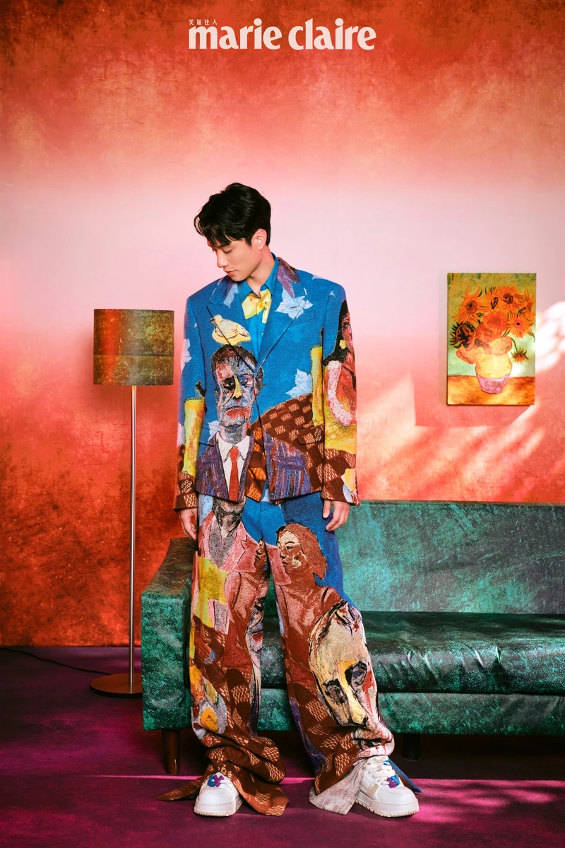 劉俊謙／印花西裝外套、印花襯衫、印花西裝長褲、白色低筒球鞋，all by Louis Vuitton。