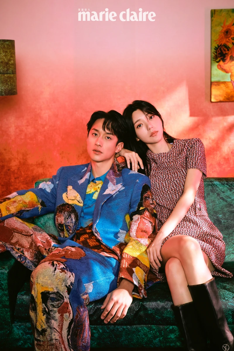 劉俊謙／印花西裝外套、印花襯衫、印花西裝長褲，all by Louis Vuitton。郭雪芙／紅色連身洋裝、黑色皮長靴，both by Louis Vuitton。