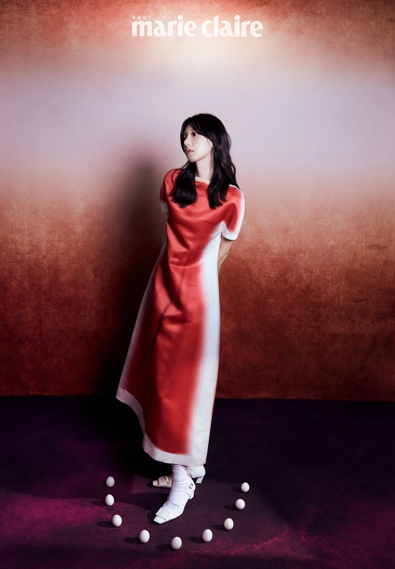 郭雪芙／紅色漸層連身洋裝，Loewe；白色襪套高跟鞋，Roger Vivier。