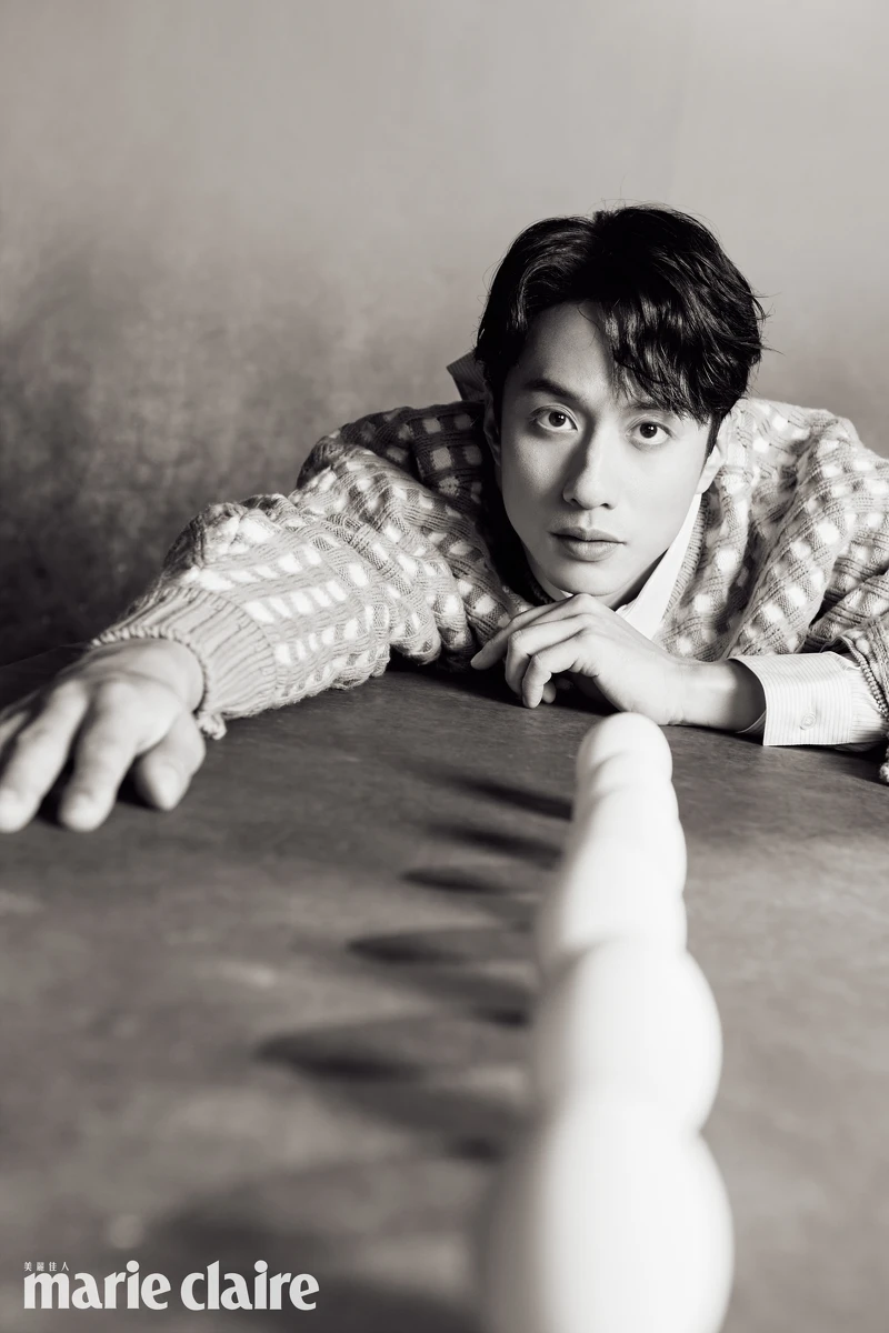 劉俊謙／藍色針織衫、白色襯衫，both by Dior。