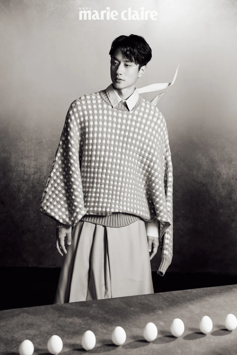 劉俊謙／藍色針織衫、白色襯衫、藍色褲裙，all by Dior。