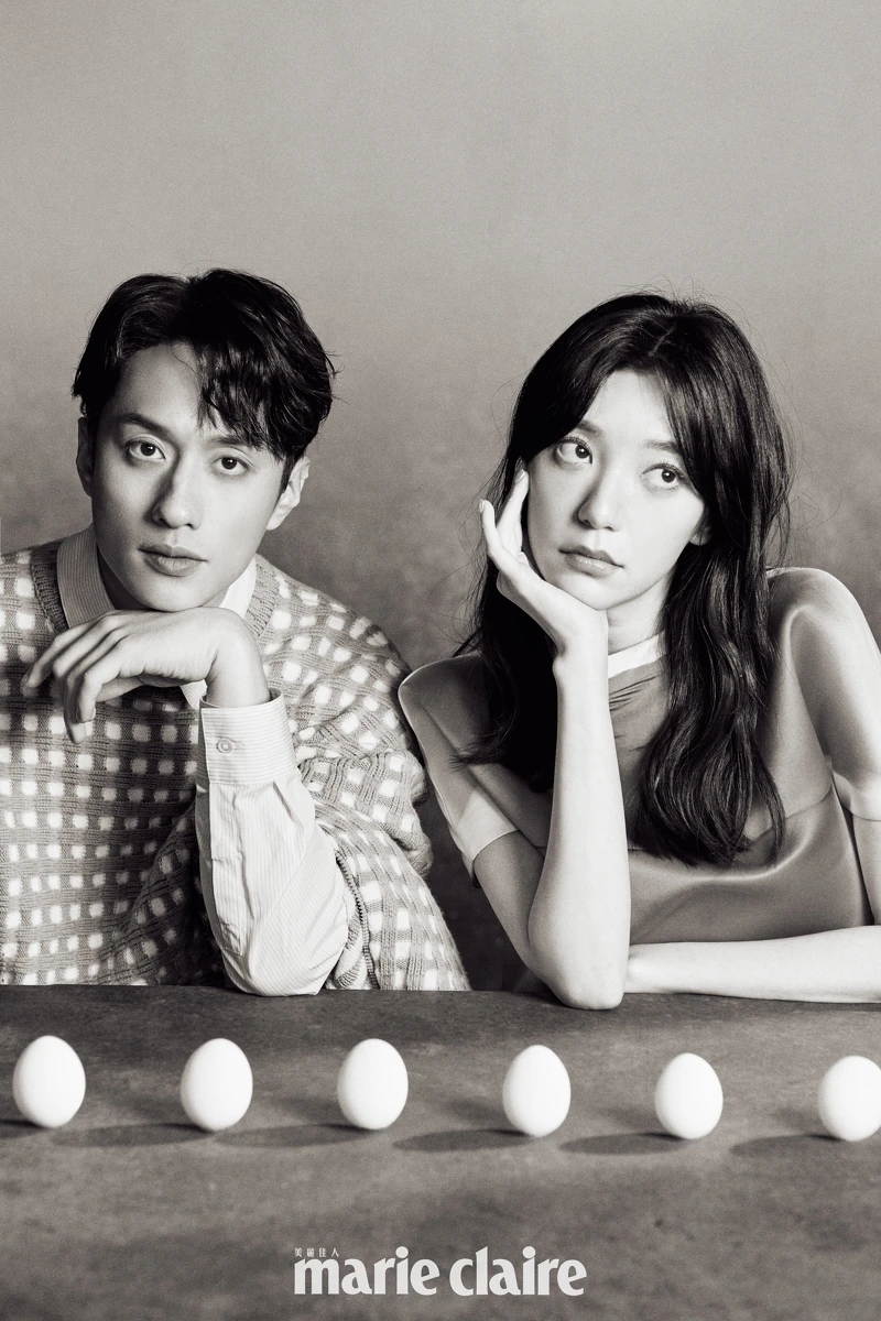 劉俊謙／藍色針織衫、白色襯衫，both by Dior。郭雪芙／紅色漸層連身洋裝，Loewe。