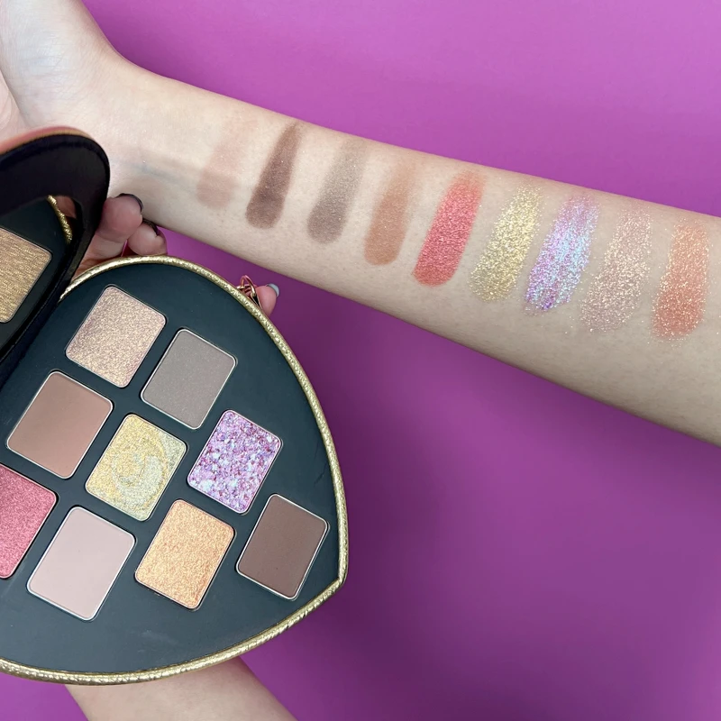 shu uemura植村秀X JOJO的奇妙冒險限量聯名彩妝石之海9色眼影盤手部試色。 shu uemura植村秀X JOJO的奇妙冒險限量聯名彩妝石之海9色眼影盤手部試色。