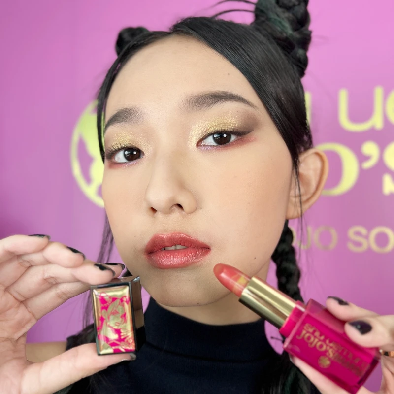 shu uemura植村秀X JOJO的奇妙冒險限量聯名彩妝水光潤色唇膏-奇妙冒險實擦試色。 shu uemura植村秀X JOJO的奇妙冒險限量聯名彩妝水光潤色唇膏-奇妙冒險實擦試色。