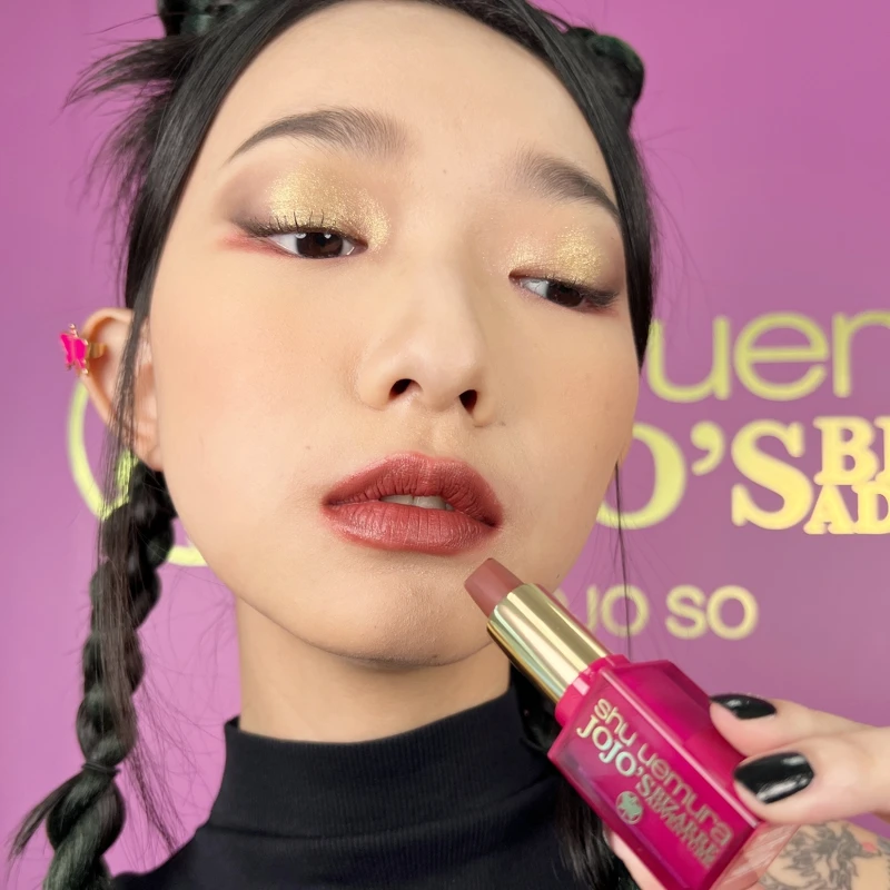 shu uemura植村秀X JOJO的奇妙冒險限量聯名彩妝無色限輕霧保濕唇膏#石之自由棕實擦試色。唇膏(3色),NT1,250 shu uemura植村秀X JOJO的奇妙冒險限量聯名彩妝無色限輕霧保濕唇膏#石之自由棕實擦試色。唇膏(3色),NT1,250