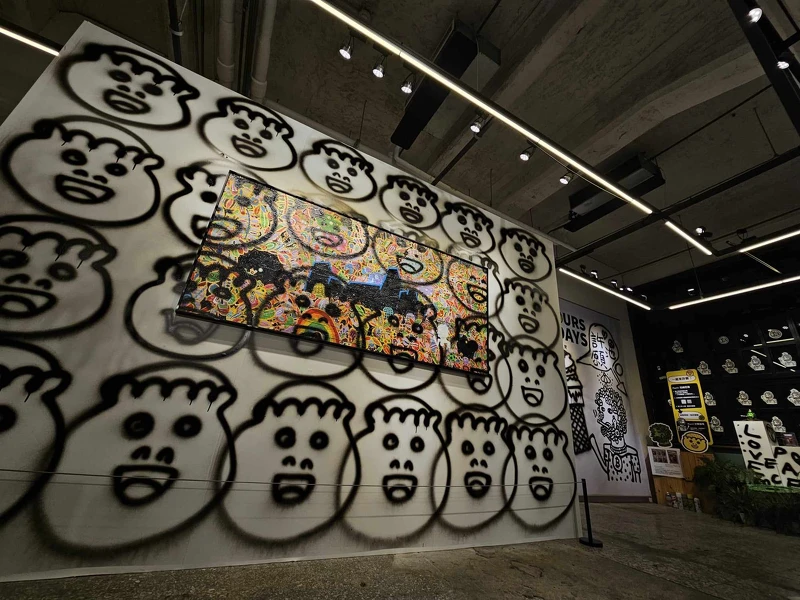 跟著大腸寶寶來許願松菸展出。照片/Mr. MakeAwish Studio 跟著大腸寶寶來許願松菸展出。照片/Mr. MakeAwish Studio