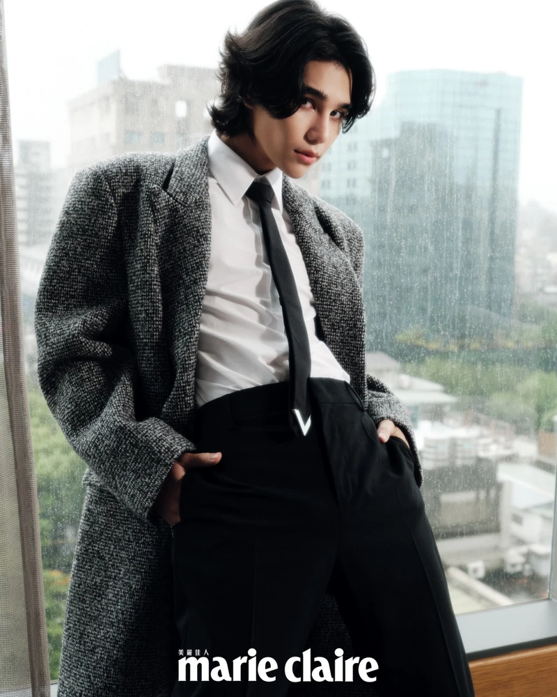 灰色長大衣、白色襯衫、黑色領帶、黑色西裝長褲、黑色短靴，all by Valentino。灰色長大衣、白色襯衫、黑色領帶、黑色西裝長褲，all by Valentino。