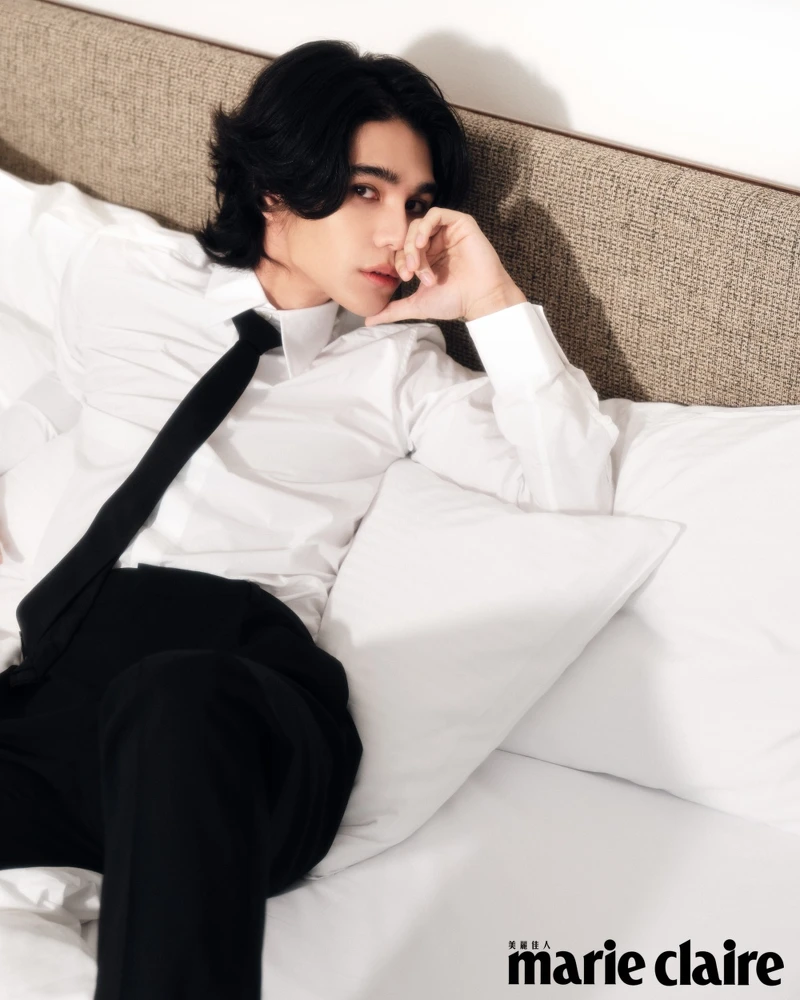 白色襯衫、黑色領帶、黑色西裝長褲，all by Valentino。