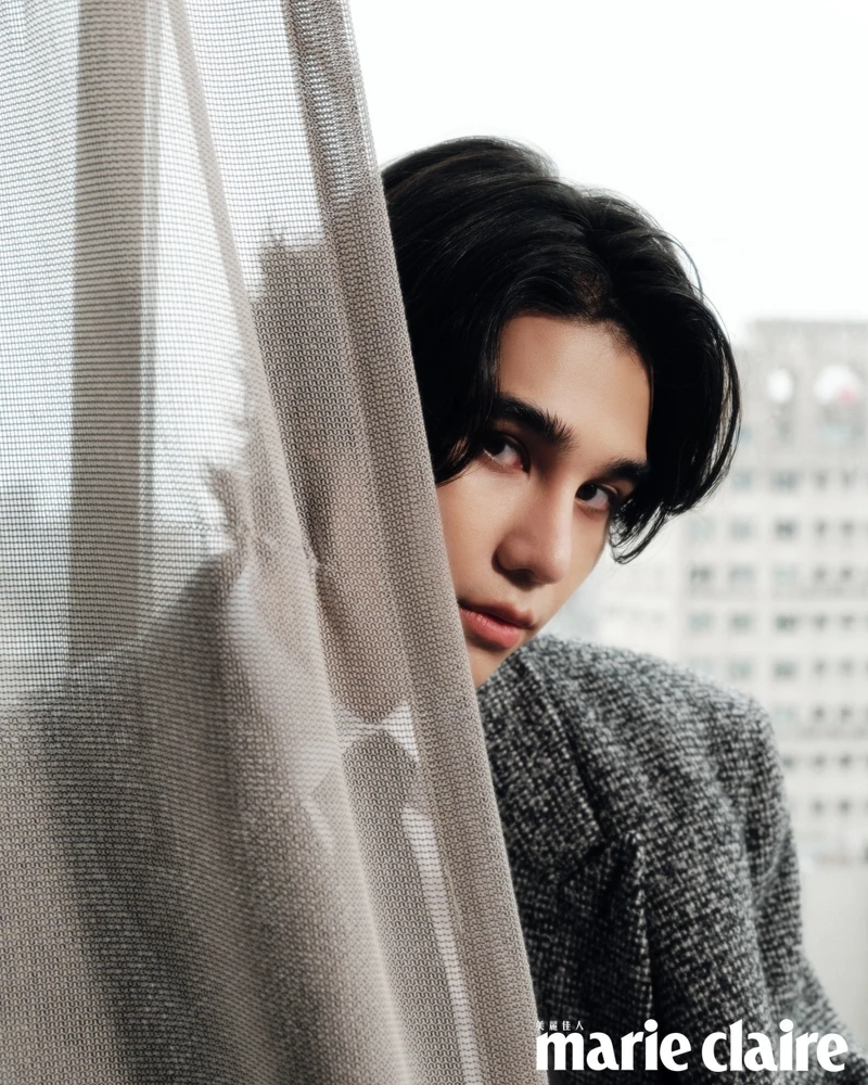 灰色長大衣、白色襯衫、黑色領帶，all by Valentino。