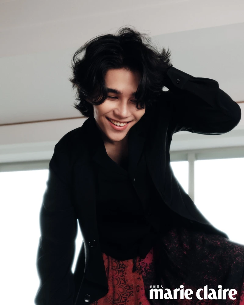 黑色假兩件西裝外套、紅色印花寬鬆縮口褲，both by Ground Y